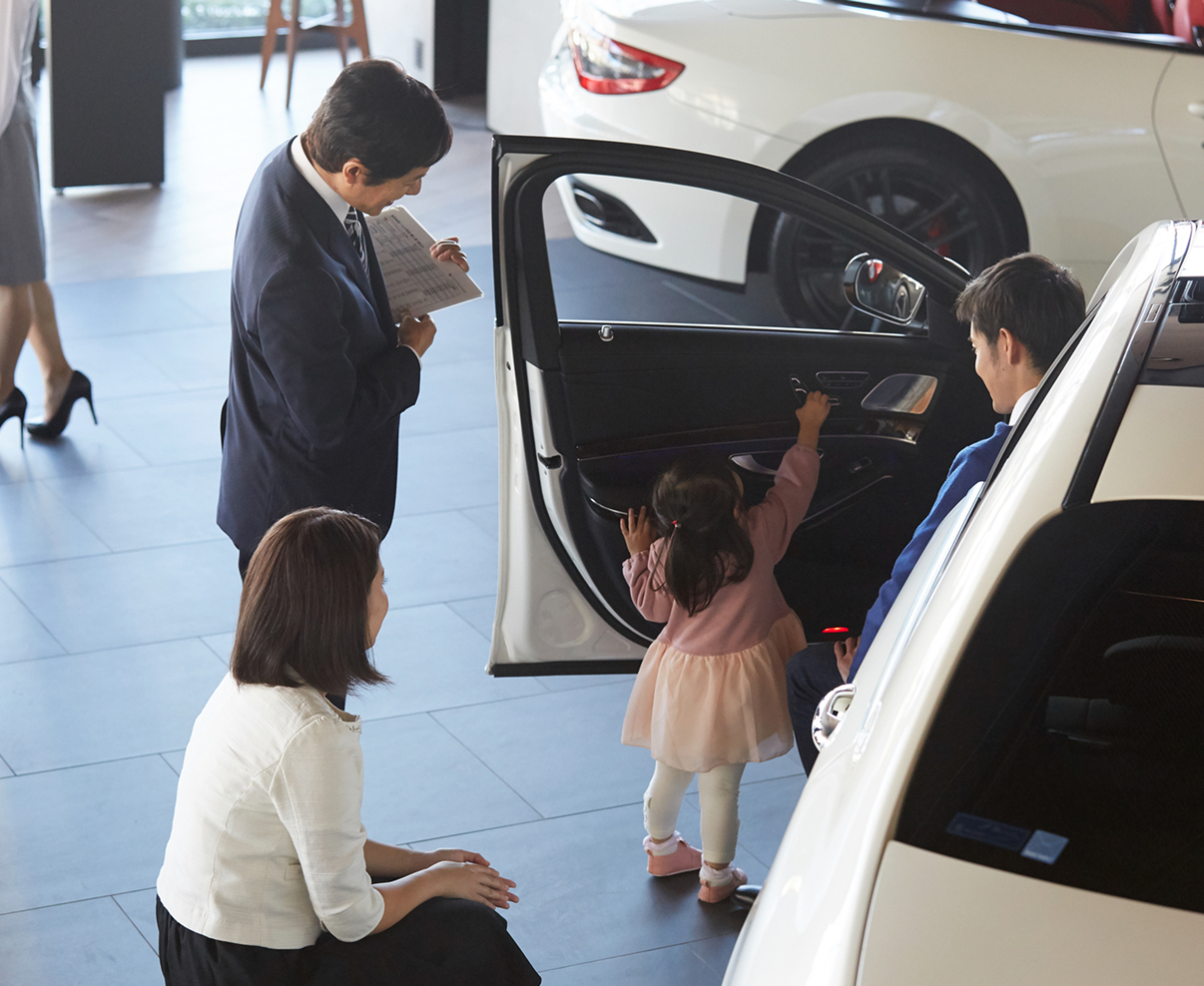自動車販売に来ている親子